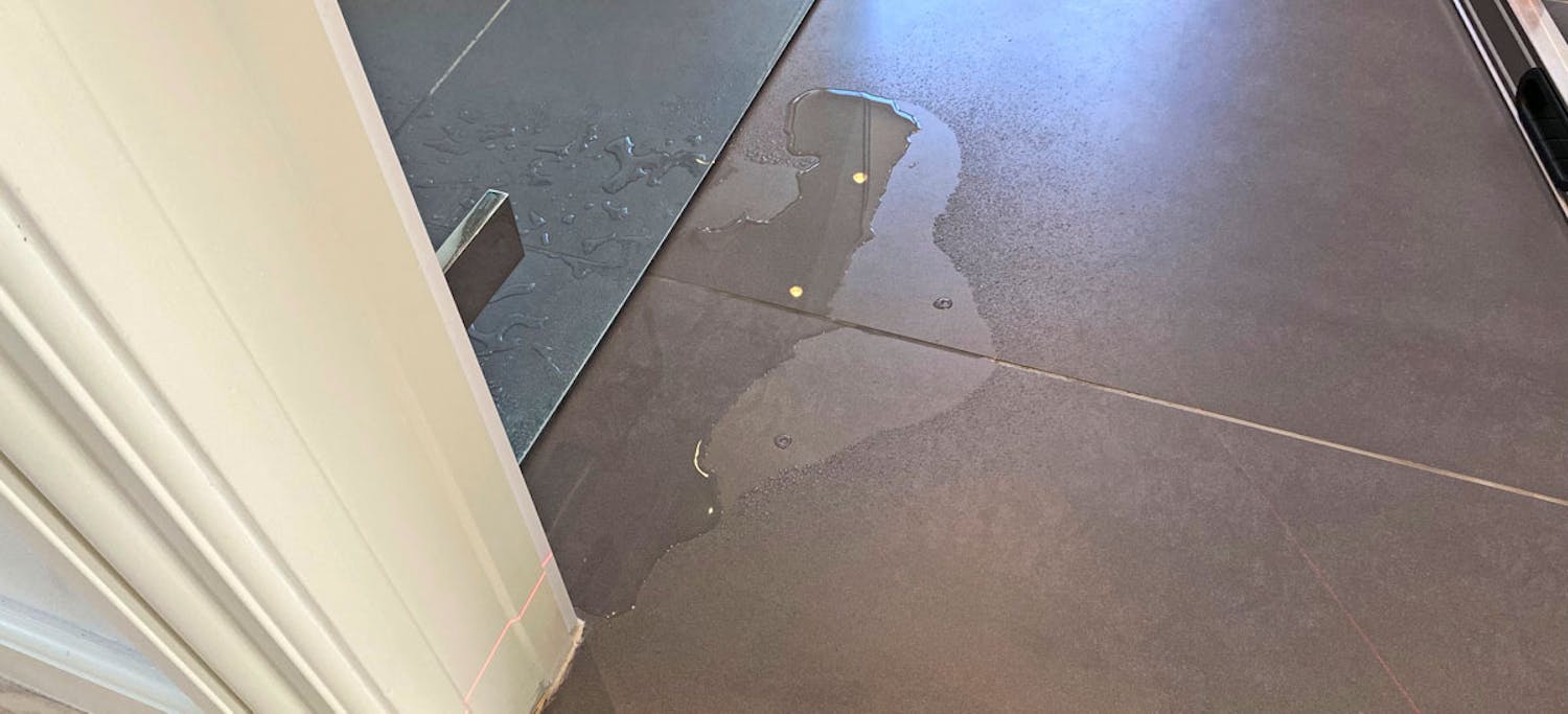 Vandet skal kunne løbe ned i afløbet, ikke væk fra det.